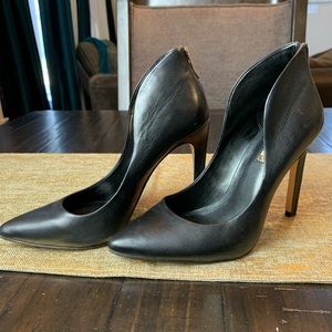 BCBG generation Black leather pumps!